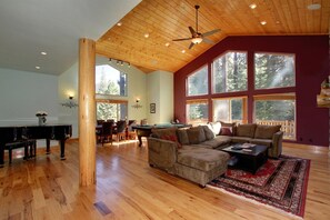 TV, caminetto, lettore DVD, tavolo da calcetto