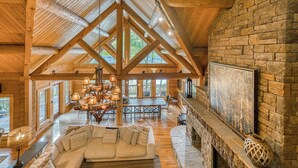Smart TV, fireplace, video games, DVD player - Lakefront Home Full size Bar Games Fire Pit (Ellijay)