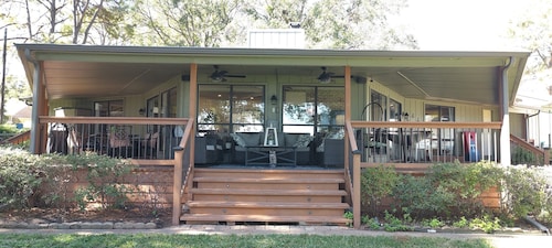 Lakehouse Retreat With 140' Open Water & Amazing Views - Sleeps 12