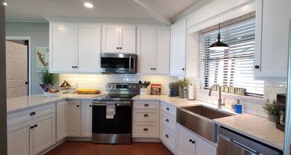 Lakehouse Retreat With 140' Open Water & Amazing Views - Sleeps 12