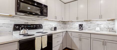 Geladeira, micro-ondas, fogão, cooktop