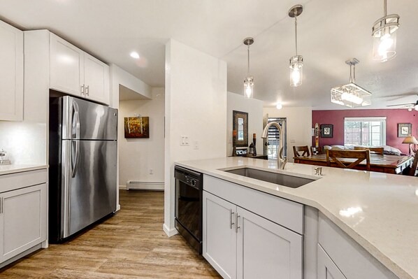 冷蔵庫、電子レンジ、オーブン、コンロ