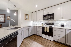 冷蔵庫、電子レンジ、オーブン、コンロ