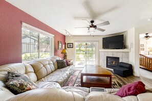 テレビ、暖炉、DVD プレーヤー、ステレオ