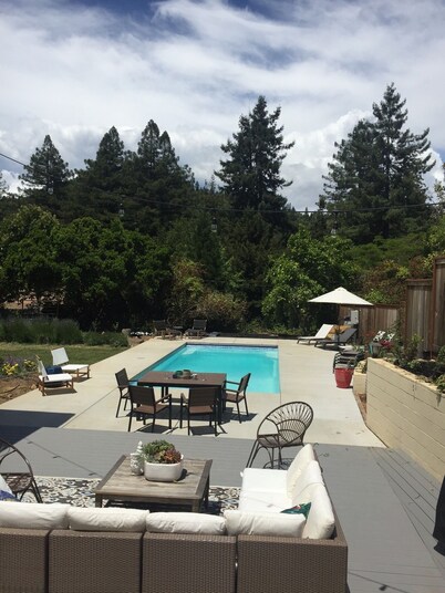 Sunny Poolside Winecountry Retreat