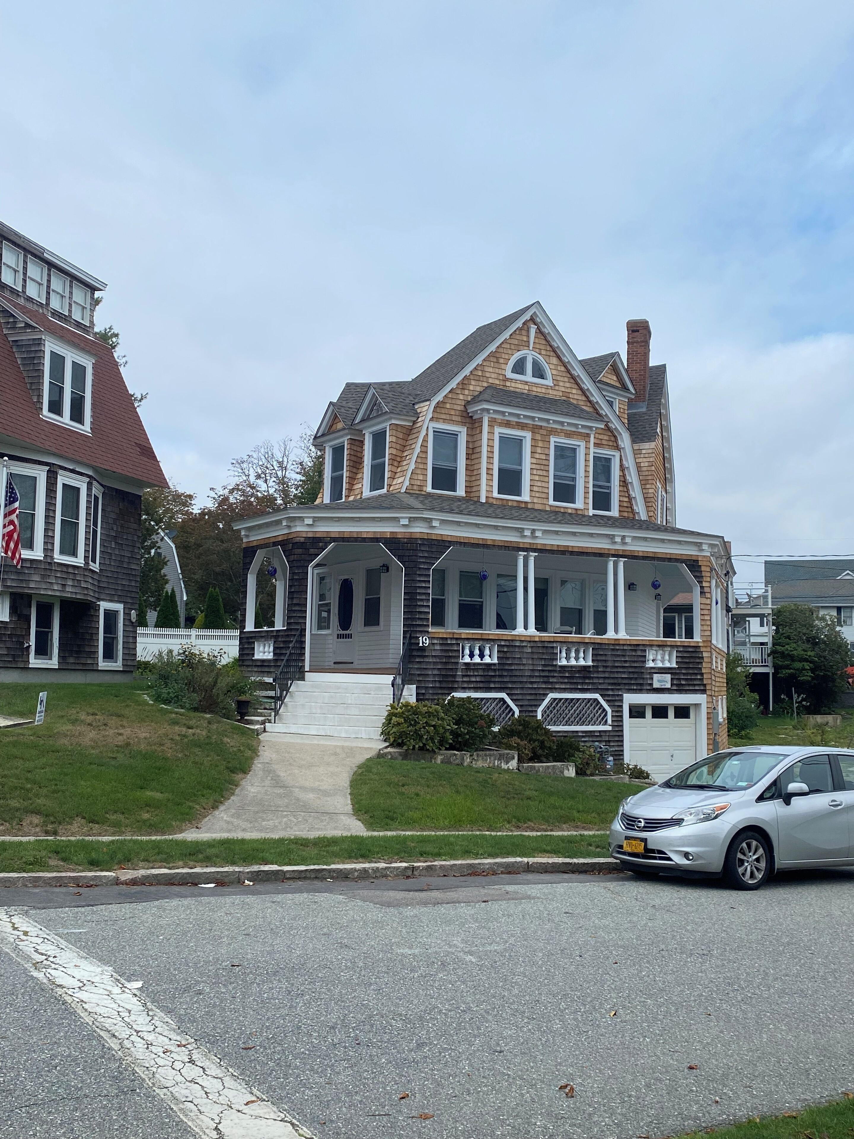 Gracious, Airy New London Cottage, Steps from Private Beach