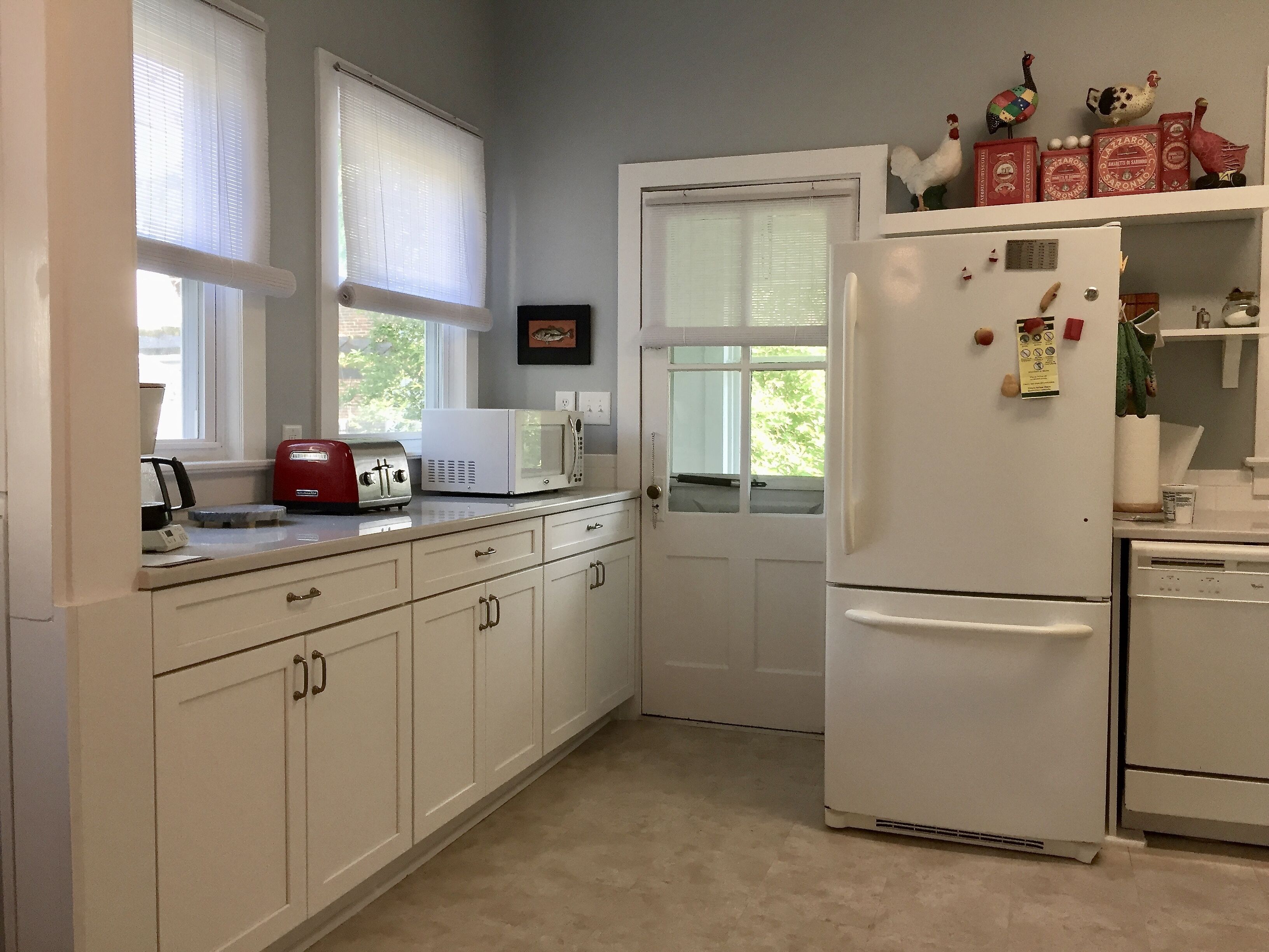 Gracious, Airy New London Cottage, Steps from Private Beach