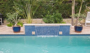 Een verwarmd zwembad