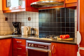 Frigorifero, microonde, forno, piano cottura