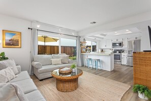 Smart TV, fireplace, DVD player, books - BEST Location! 3Bd Beach Home in Private Beachfront Community (Solana Beach)