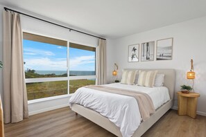 3 bedrooms, iron/ironing board, travel crib, free WiFi - BEST Location! 3Bd Beach Home in Private Beachfront Community (Solana Beach)