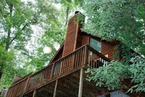 Private Cozy Cabin/WiFi & Linens Provided/Heart-Shaped Jaquzzi Tub