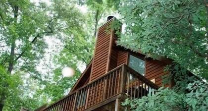 Private Cozy Cabin/WiFi & Linens Provided/Heart-Shaped Jaquzzi Tub