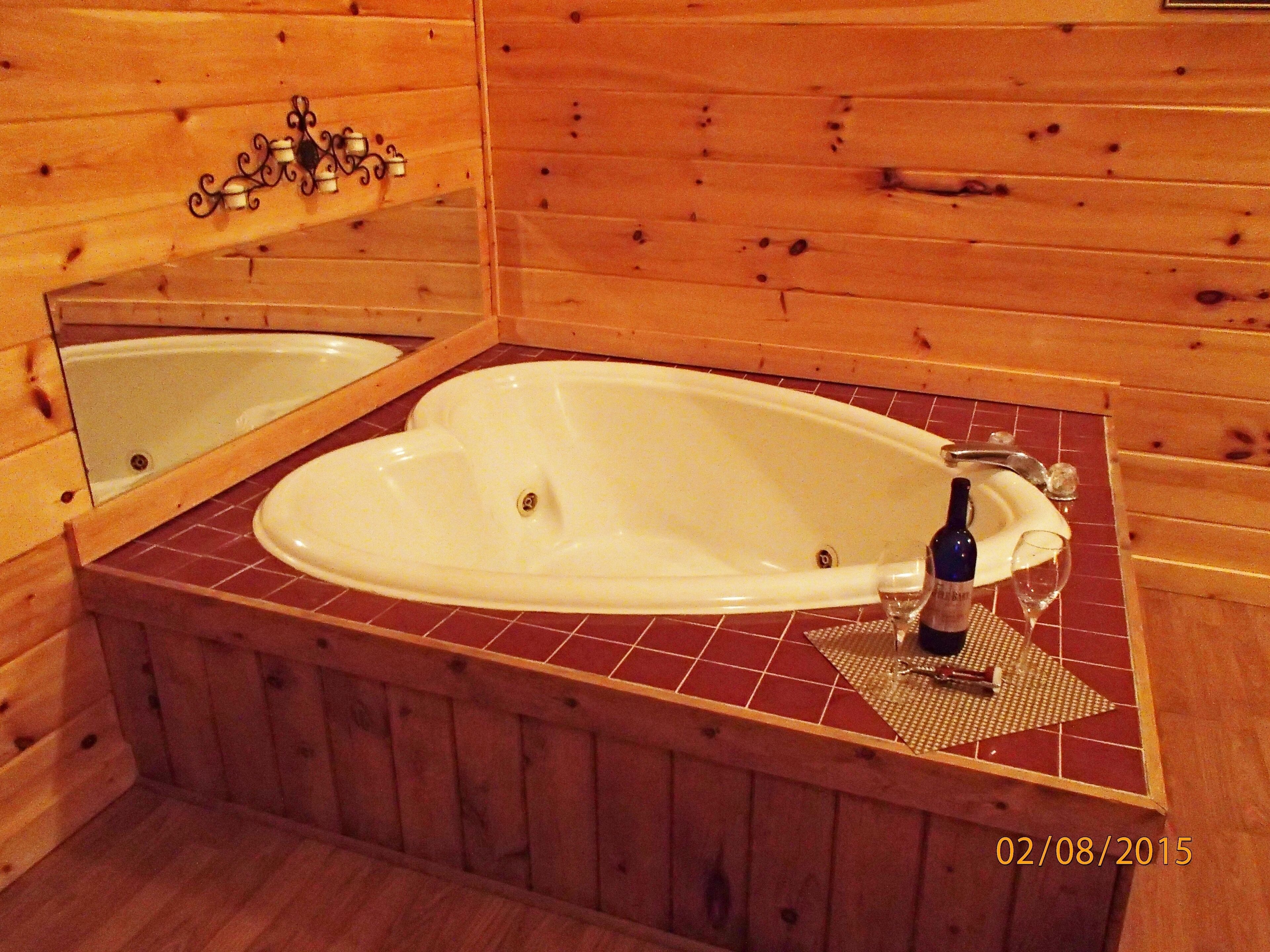 Private Cozy Cabin/WiFi & Linens Provided/Heart-Shaped Jaquzzi Tub