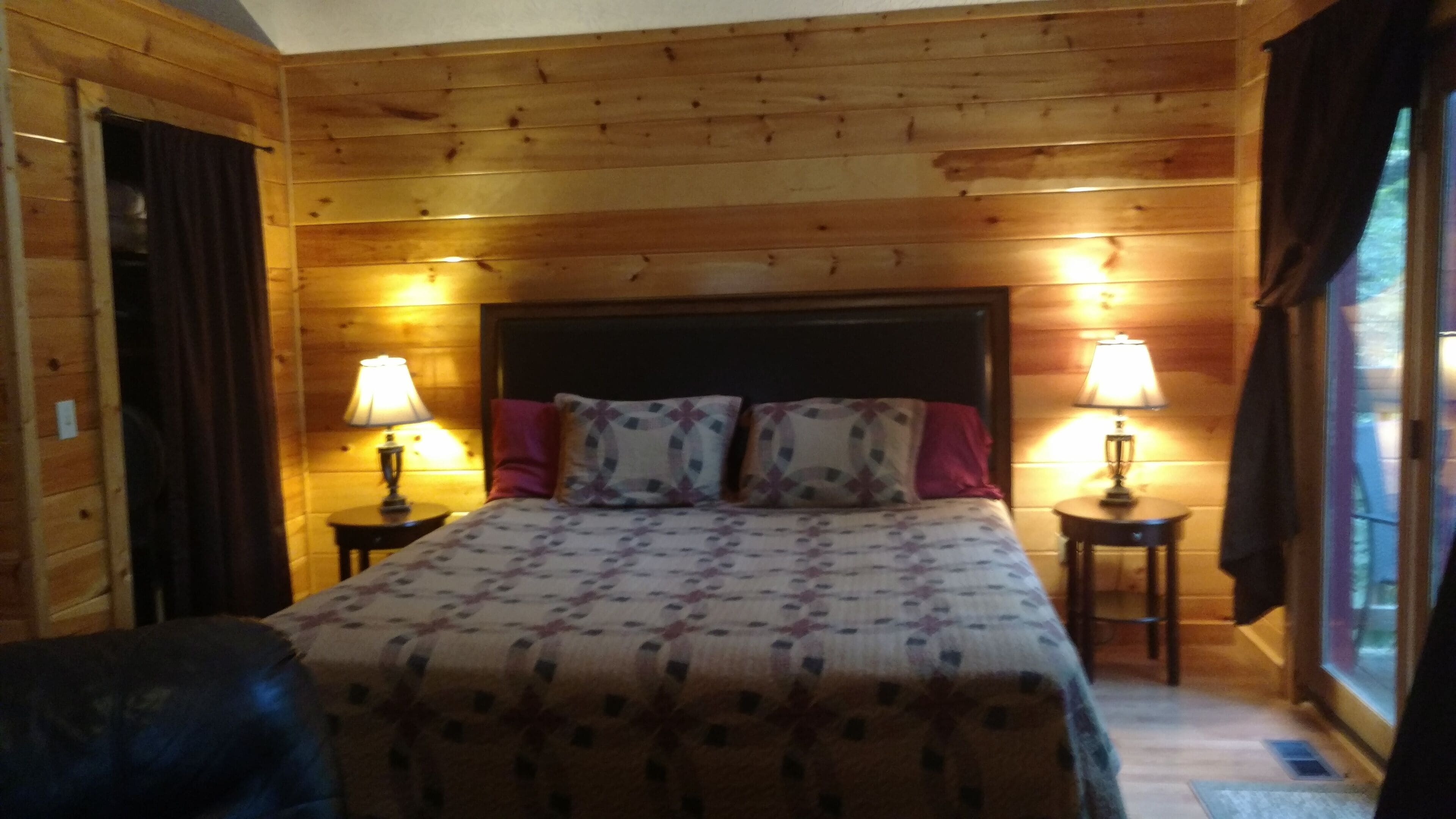 Private Cozy Cabin/WiFi & Linens Provided/Heart-Shaped Jaquzzi Tub