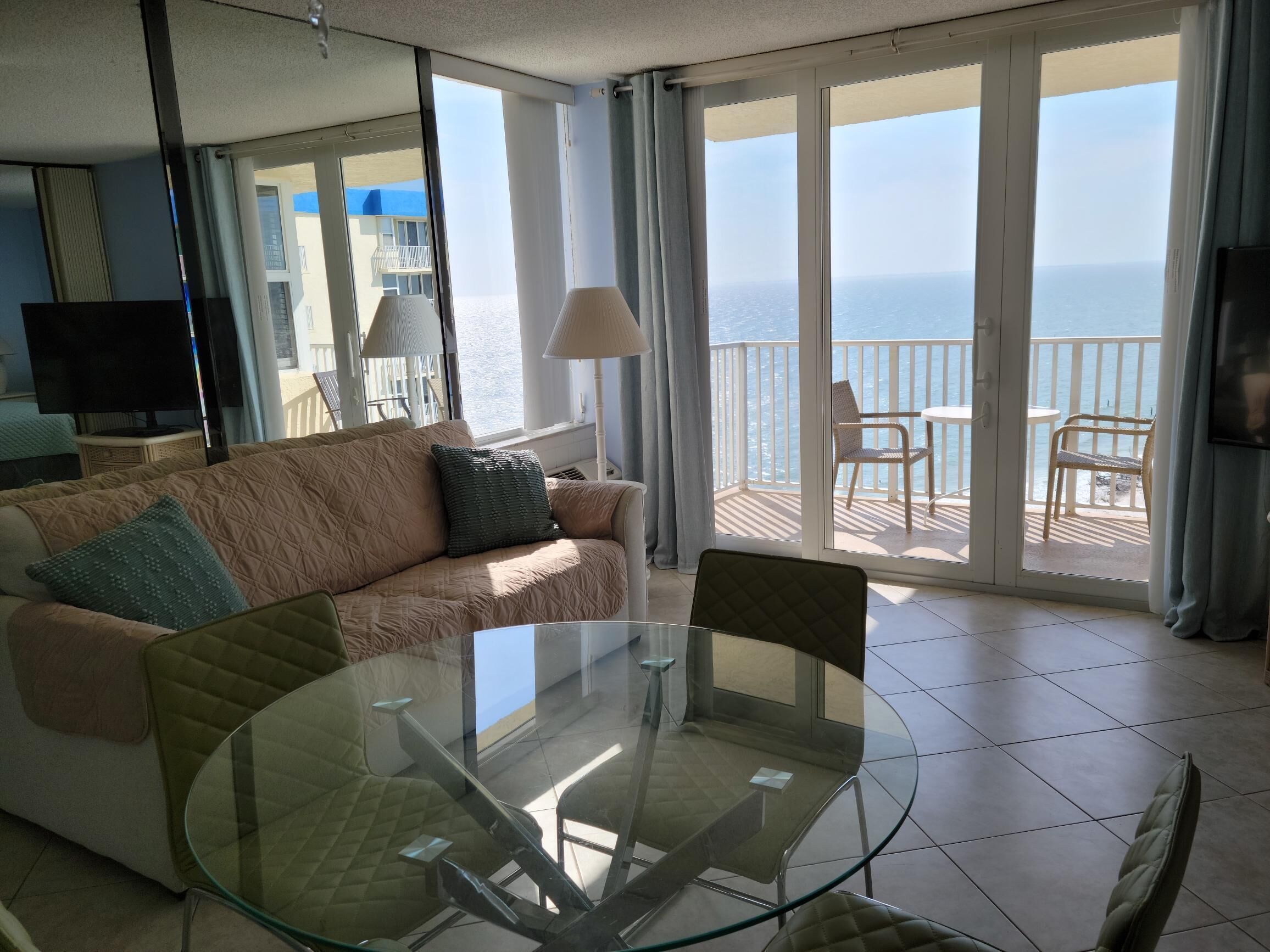 Smart-TV, DVD-spiller og stereoanlegg