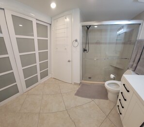 Haartrockner, Handtücher, Shampoo, Toilettenpapier