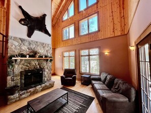 Smart TV, chimenea, reproductor de DVD y futbolito 