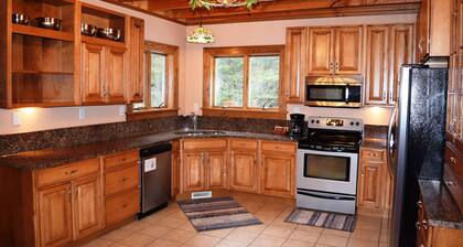 Beautiful Winter LAKE Lodge *Jacuzzi*Fireplace*Pool Table*PingPong*Wifi*Quiet
