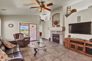 Smart TV, fireplace, DVD player, stereo