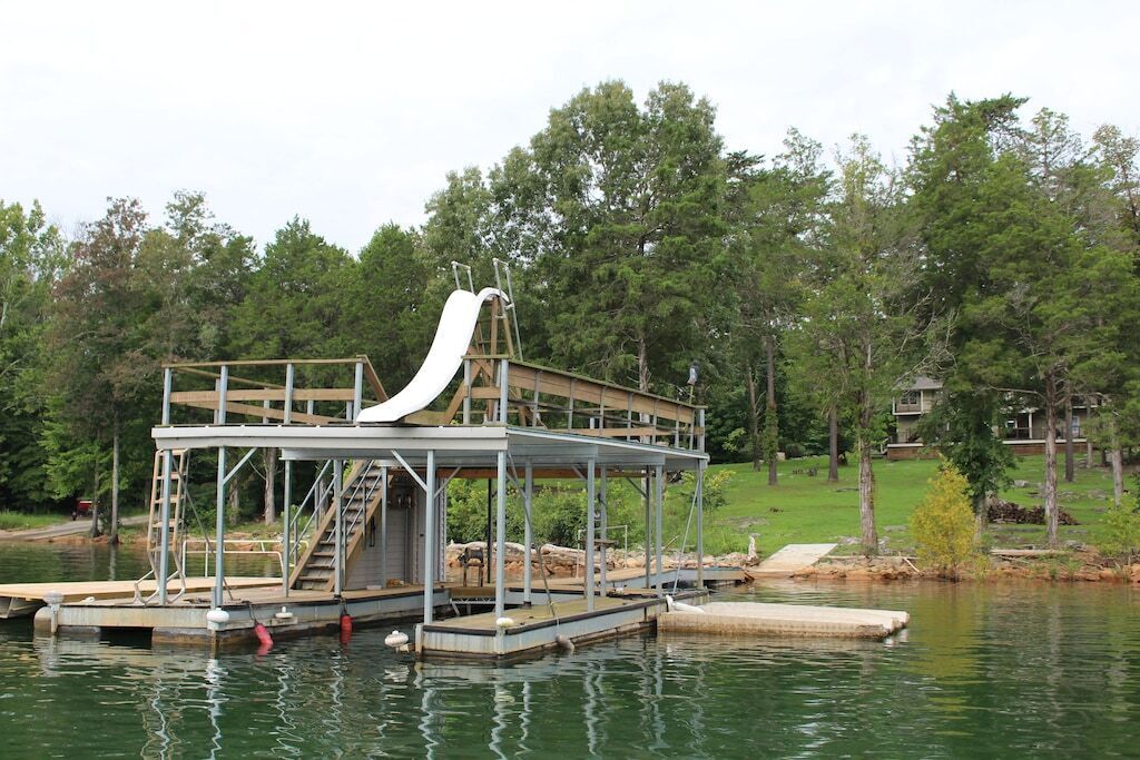 Knot 4 Reel' gentle slope, private hot tub, double deck dock, slide. 5 bathroom