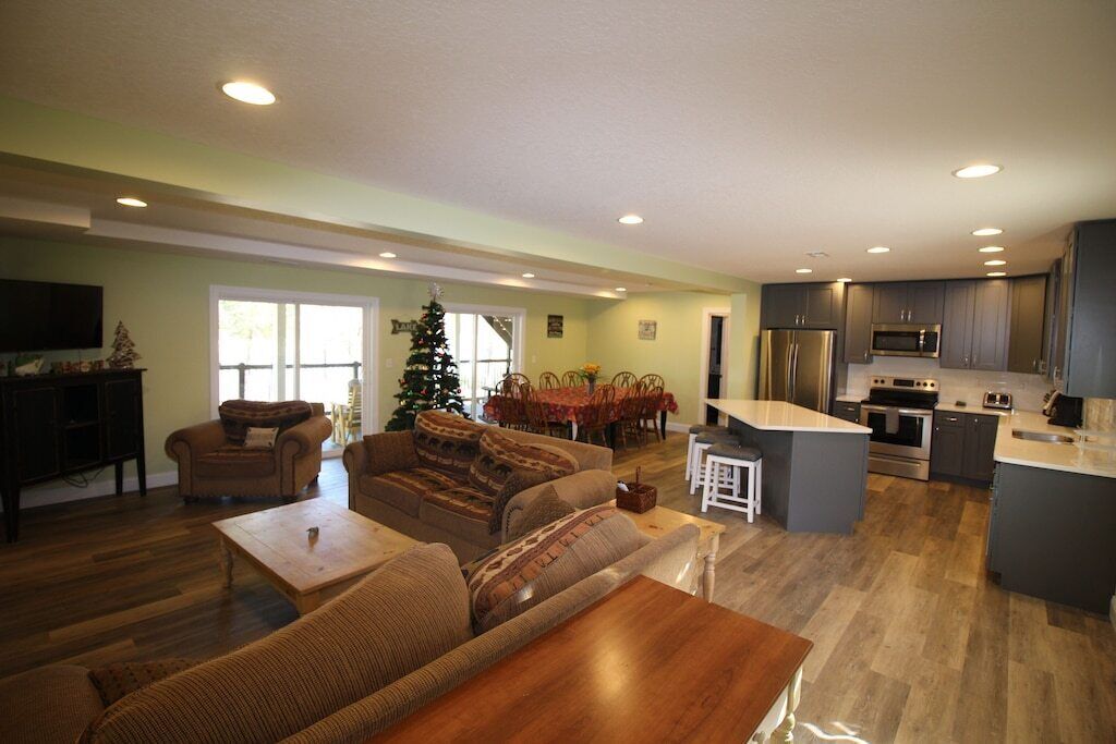 Knot 4 Reel' gentle slope, private hot tub, double deck dock, slide. 5 bathroom