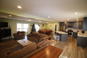 Smart TV, table football - Knot 4 Reel' gentle slope, private hot tub, double deck dock, slide. 5 bathroom (LaFollette)