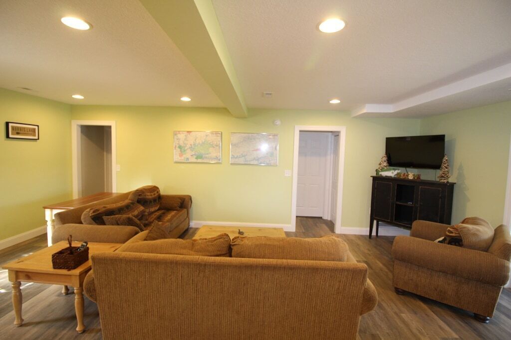 Knot 4 Reel' gentle slope, private hot tub, double deck dock, slide. 5 bathroom