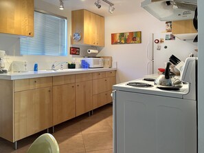 Fridge, microwave, oven, stovetop - The Getaway 1BR #5: Pool, Mountain View, Kids/Pets welcome (Desert Hot Springs)