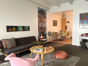 TV, DVD player, books, music library - The Getaway 1BR #5: Pool, Mountain View, Kids/Pets welcome (Desert Hot Springs)