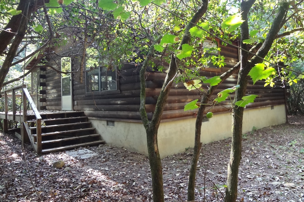 Clean, Comfortable, Away from the Crowds Great Value Right on the River!