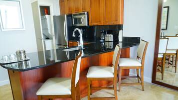 Een koelkast, een magnetron, een kookplaat, een vaatwasser