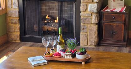 PET FRIENDLY! Amazing Mountain Views! Hot Tub, Pool Table, Gas grill, and quiet.