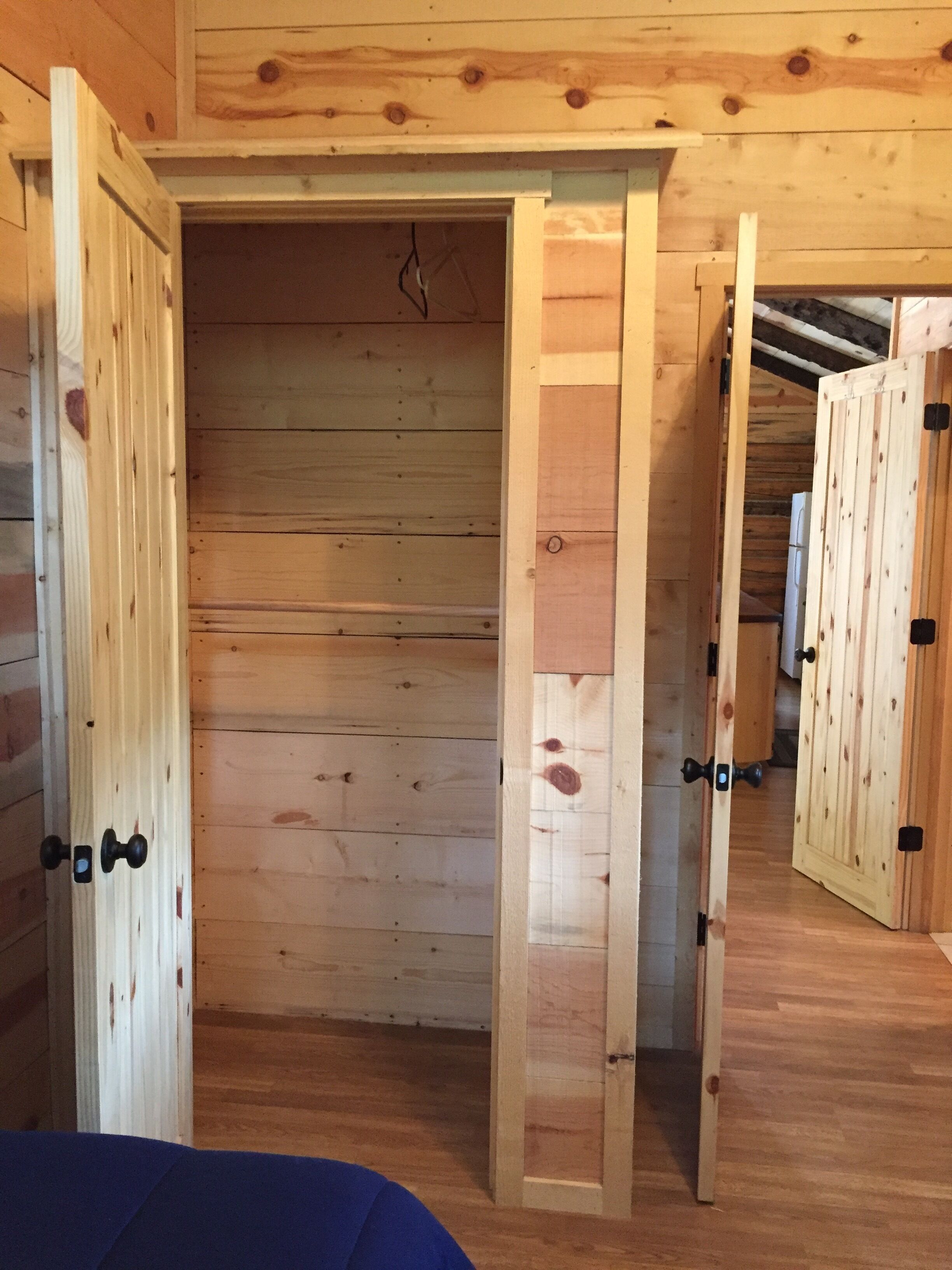 Hand Crafted Log Cabin, minutes away from your outdoor adventure