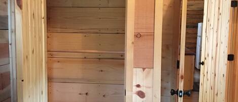 Een houten interieur met een schuifdeur naar een gang.