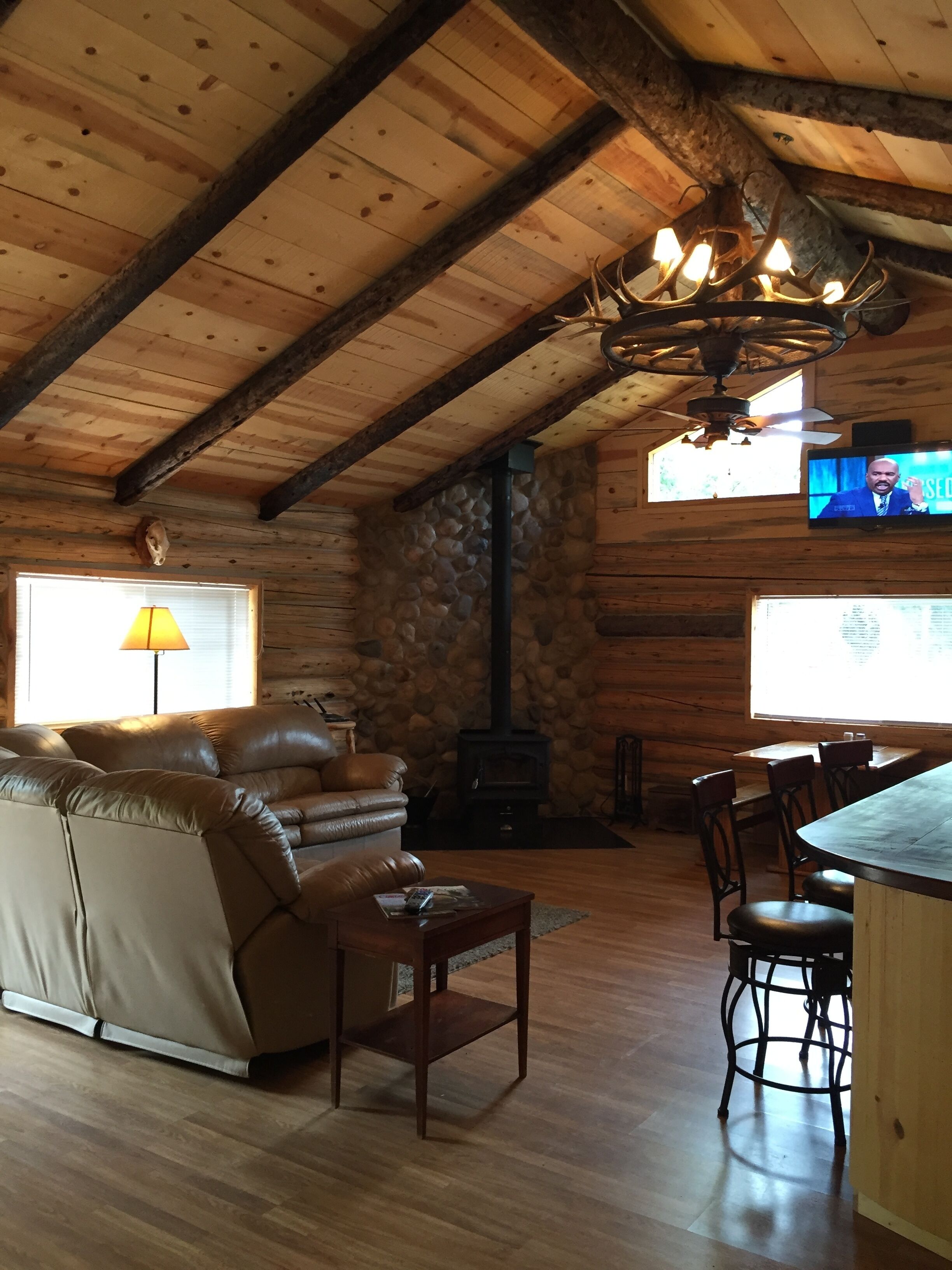 Hand Crafted Log Cabin, minutes away from your outdoor adventure