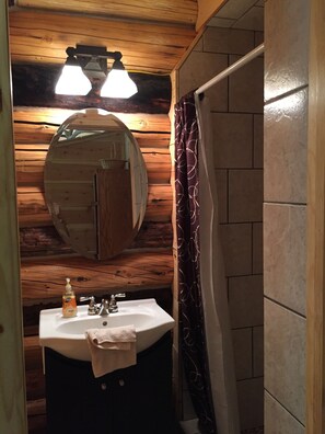 Shower, towels, toilet paper - Hand Crafted Log Cabin, minutes away from your outdoor adventure (Questa)