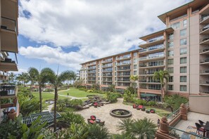 Property grounds - Ocean Front Studio , SUMMER SPECIAL .... Plus Free parking ! (Lahaina)