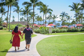 Property grounds - Ocean Front Studio , SUMMER SPECIAL .... Plus Free parking ! (Lahaina)