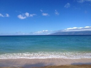 Plage, chaises longues, serviettes de plage