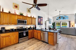 Fridge, microwave, oven, stovetop - Stunning Disney Private Lake Front Villa, beautifully upgraded with games room (Kissimmee)