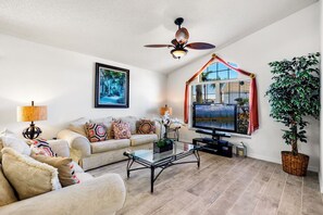 Smart TV, videojuegos, reproductor de DVD y futbolito 