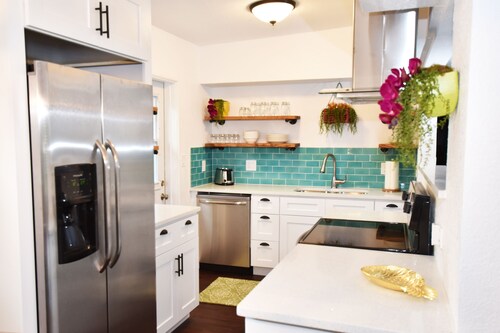 Corner-Lot 3 Bedroom House, renovated, short walk to the beach!