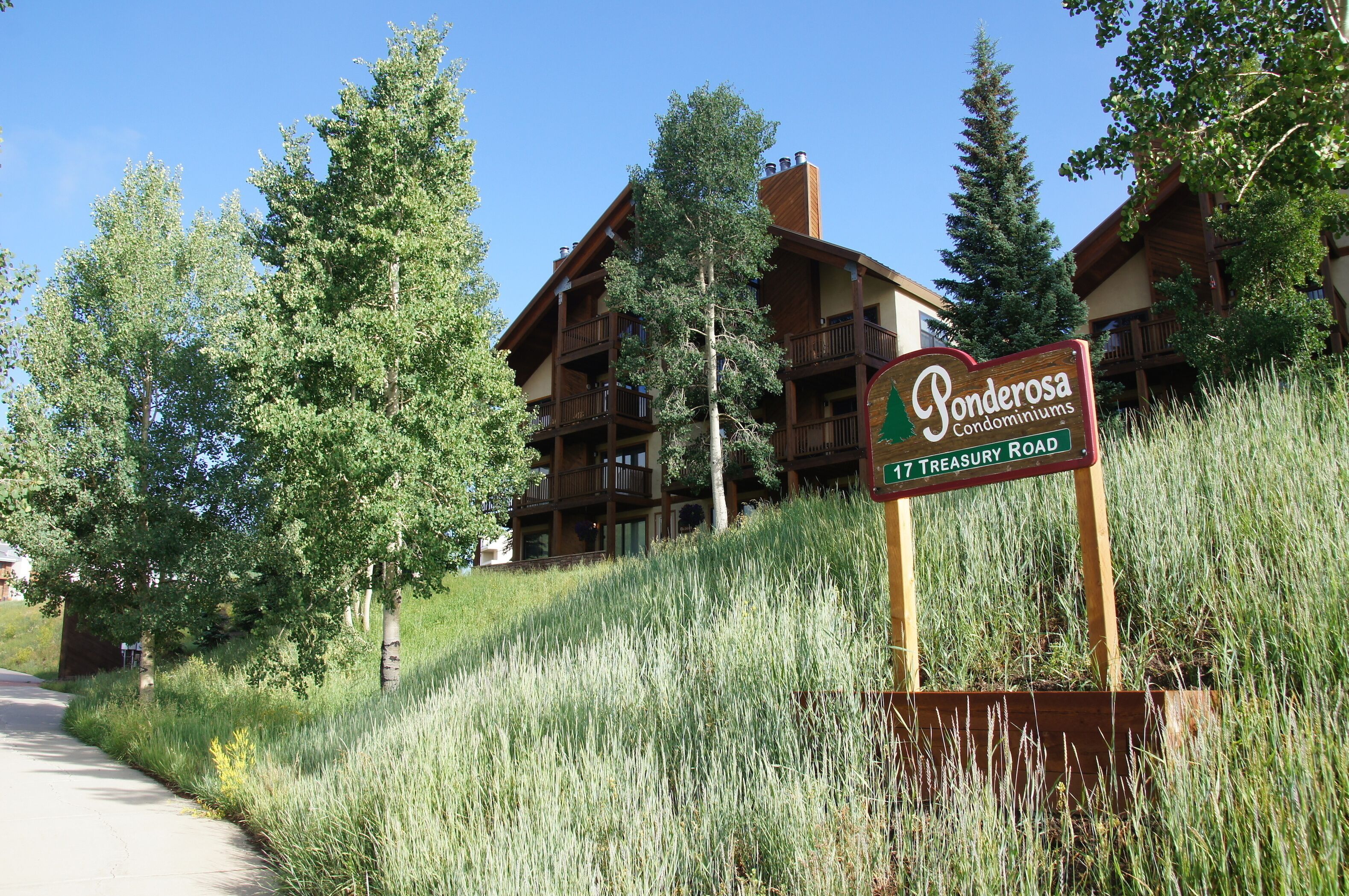 Great Ski & Winter rental close to lifts at Mt. Crested Butte!