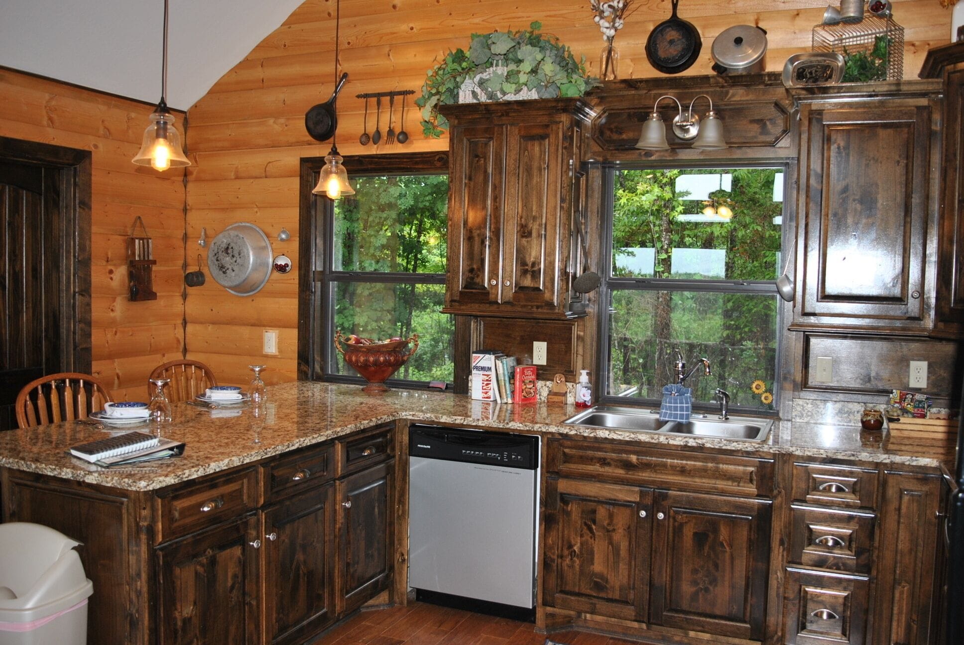 Secluded, luxurious cabin perched above Eagle Fork Creek with sunrise views.