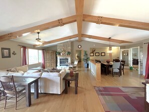 Een smart-tv, een open haard, een dvd-speler en tafelvoetbal