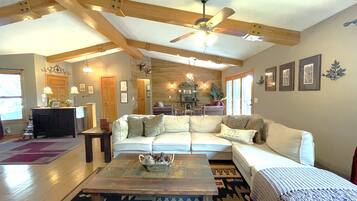 Smart TV, chimenea, reproductor de DVD y futbolito