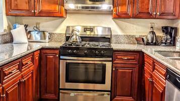 KylskÄp, mikrovÄgsugn, ugn och spishÀll