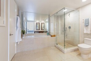 Bathtub, hair dryer, towels, shampoo - MVR - The Ultimate Brickell Balcony (Miami)