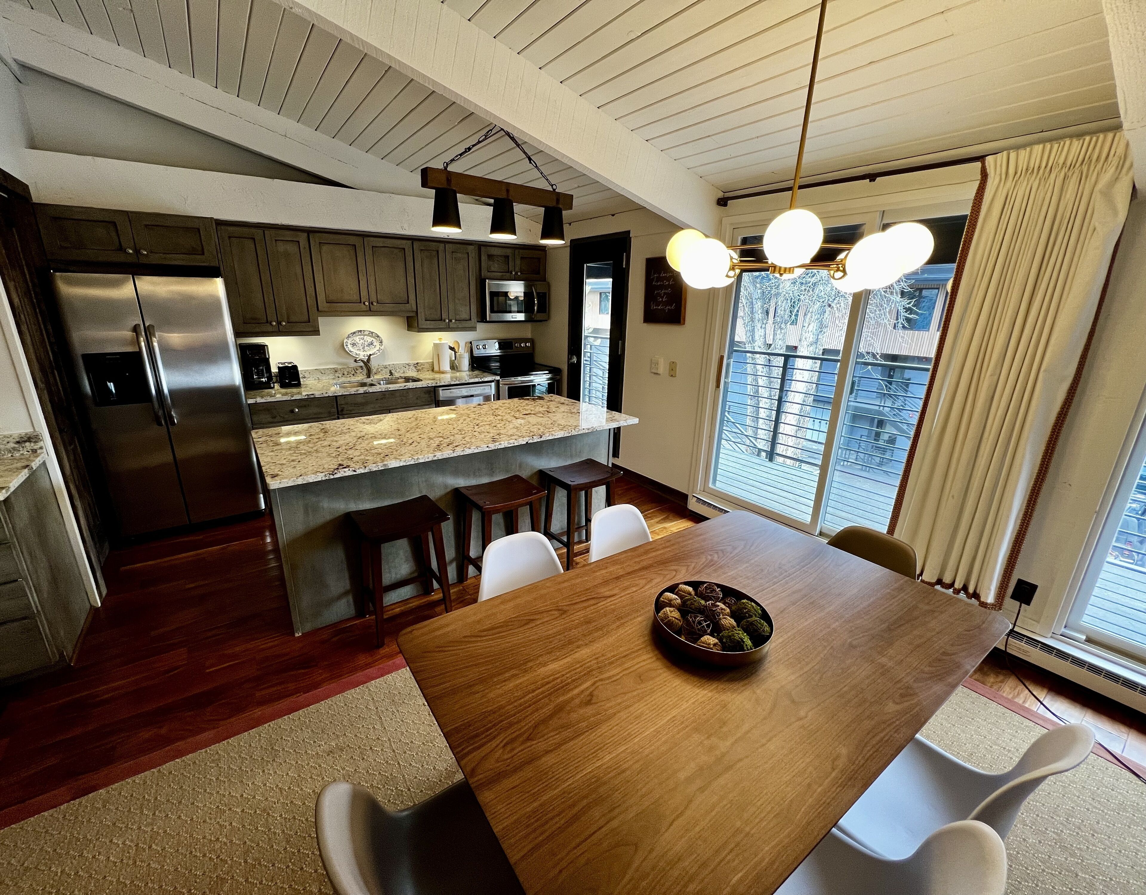 Spacious 3 Bedroom / 2 Bath Aspen Penthouse Walk to Downtown